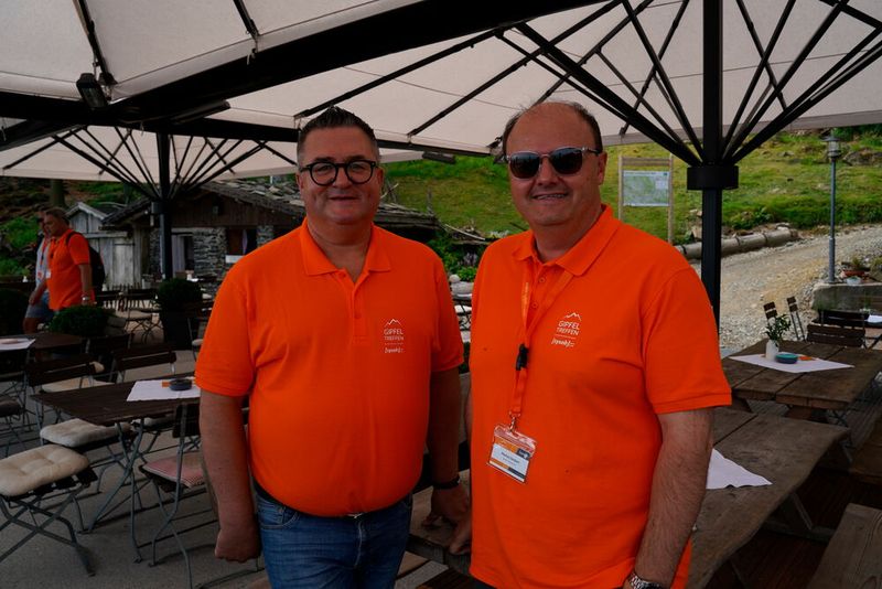 Sysob-Geschäftsführer Thomas Hruby (li.) und Sysob Channel Account Manager Markus Senbert bestens gelaunt beim Zwischenstopp im Haus Schönblick. (Sysob)