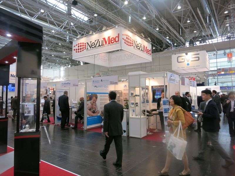 Nicht zu übersehen: der Gemeinschaftsstand des Netzwerkes für innovative Zulieferer in der Medizintechnik, Nezumed. (Bild: Schäfer)