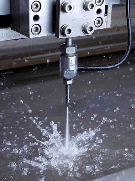 Bild 3: Der sehr genaue Wasserstrahl hat einen Durchmesser von nur etwa 0,3 mm.  (Bild: NUM)