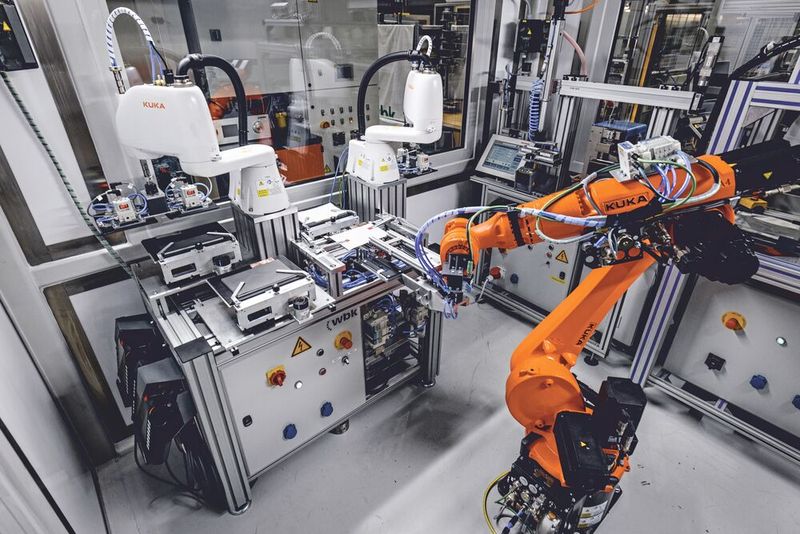 Zwei KR Scara sowie ein KR Cybertech nano von Kuka im erfolgreichen Praxistest beim Zellstacking. (Bild:  Kuka)