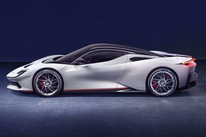 Eigentlich wirkt der Pininfarina wie ein Supersportler mit kraftvollem Benziner hinter der Fahrgastzelle. Tatsächlich aber treiben die Flunder vier Elektromotoren an. (Pininfarina)