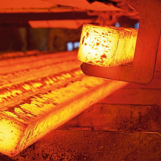 Glühende Knüppel, welche auf einer Stranggiessanlage von SMS Concast gegossen wurden. (Bild:  SMS Concast AG)