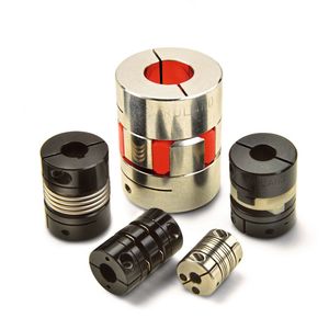 Servokupplungen von Ruland: Elastomerkupplung, Oldhamkupplung, flexible Beamkupplung, Lamellenkupplung, Balgkupplung (von der Mitte im Uhrzeigersinn).(Bild:  Ruland)