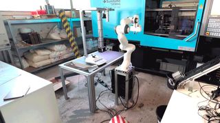 Im Rahmen des Projekts „QuKu-ML“ programmierte man an der TH Köln einen Roboter als zentrale Automatisierungseinheit. Der Hintergrund ist die frühzeitige Erkennung typischer Fehler an Spritzgussteilen aus Kunststoff per KI zu erreichen, um Ausschuss zu vermeiden. (Bild: Cologne Cobots Lab / TH Köln)