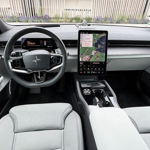 Das Cockpit im neuen Polestar 3 ist nach wie vor sehr nüchtern gehalten. Die Bedienung der meisten Funktionen erfolgt über den zentralen Touchscreen.(Bild:  Schmidt - VCG)