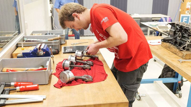 Dieser Aufgabe widmet sich hier auch der dritte Schweizer, Lars Hayoz. (Bild: Schmidt - VCG)