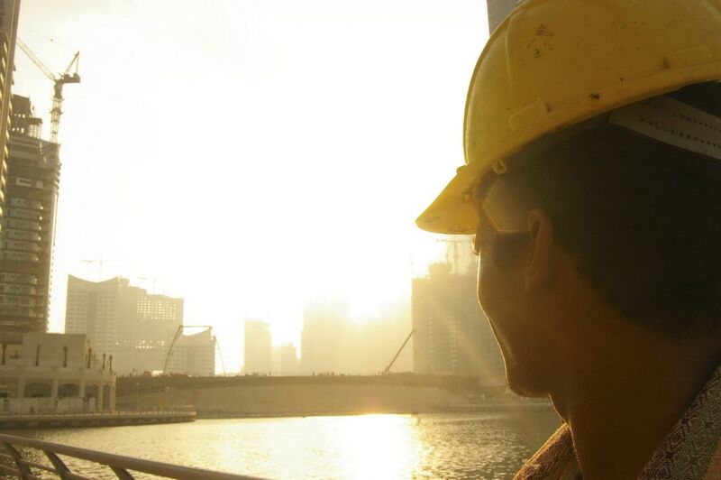 Construction worker in Dubai. The emerging industry in the Arabian World has a huge demand for energy – According to the World Energy Council, the GCC will require 100 GW of additional power over the next 10 years to meet growing demand.  (Picture: Dubai ADmistration)