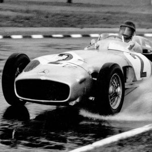 Für die Saison 1955 wurde der W 196 R weiterentwickelt, um stets konkurrenzfähig zu bleiben. Der Motor wurde in vielen Punkten verbessert, unter anderem mit einem neuen Ansaugkrümmer. Bei fast allen Rennen des Jahres 1955 entschied man sich für die offenen Karosserien mit freistehenden Rädern, wobei Verbesserungen und Modernisierungen eine Gewichtsreduktion von etwa 70 Kilogramm gegenüber den Vorgängern brachten. Das Rennteam gewann außerdem Stirling Moss als Verstärkung für seinen Fahrerstamm.(Bild:  Mercedes-Benz)