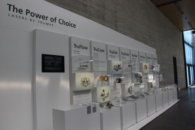Die Qual der Wahl...Lasersysteme von Trumpf mit Produktbeispielen und Funktionserklärung, übersichtlich an einer Informationswand. (Bild: Königsreuther)