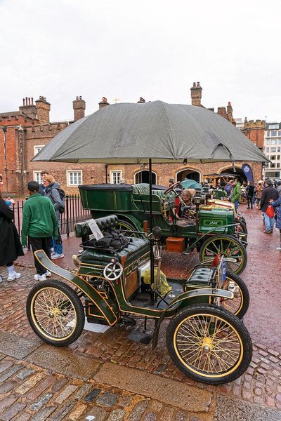 Allen voran englische Veteranenfans sind für ihre Unerschrockenheit im Umgang mit ihren Fahrzeugen bekannt. Aber auch sich selbst schonen die stolzen Besitzer nicht, wenn es darum geht, mit ihren Fahrzeugen das zu tun, wofür sie einst bestimmt waren. Nämlich zu fahren – egal wie das Wetter ist. (Bild: Craig Pusey)