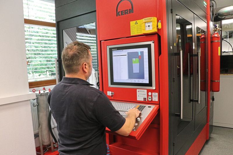 Die Fünfachs-Programme für seine High-Tech- Stanz- und Umformwerkzeug-Komponenten schreibt Stefan Dufter an einem von der Fertigungsumgebung entkoppelten Programmierplatz. Dann überträgt er sie auf seine Kern Micro HD, richtet sie ein, lässt eine Simulation ablaufen und startet das Programm.  (Bild: Kern Microtechnik)