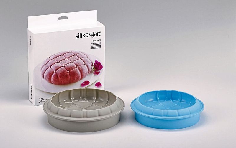 Links die original 3D-Silikon-Backform „Eleganza“ der Silikomart S.r.l. (Mellaredo di Pianiga, Italien), rechts das Plagiat eines chinesischen Händlers, der auf Messen und über Amazon verkauft. Das individuelle, geschützte Produktdesign von Silikomart wurde Aktion Plagiarius e.V. zufolge eins zu eins kopiert, der Gesamteindruck von Original und Plagiat ist trotz Größenunterschied identisch. Silikomart verwendet für all seine Produkte hochwertiges, elastisches und flüssiges Rohsilikon - zertifiziert als geeignet für den direkten Lebensmittelkontakt. Das Plagiat ist aus festerem Rohsilikon hergestellt, die Form ist härter. Das Plagiat ist teurer als das Original. (Aktion Plagiarius e.V.)