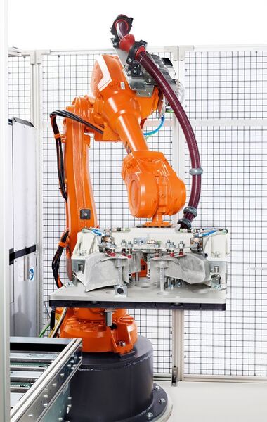 Die Anlage mit zwei Handling-Robotern versorgt das Bearbeitungszentrum, übernimmt die Helicoil-Montage und palettiert die Fertigteile in Transportgestelle. (Indat Robotics)