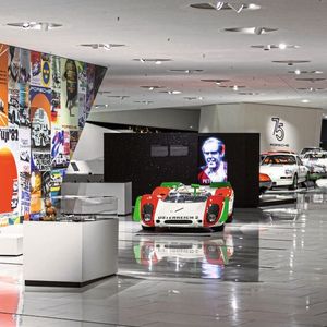 Zwischen dem Prolog und dem Epilog beschäftigt sich die Sonderausstellung mit vielen Themen der Gegenwart und Zukunft, mit faszinierenden Menschen und wegweisenden Technologien.(Bild:  Porsche)