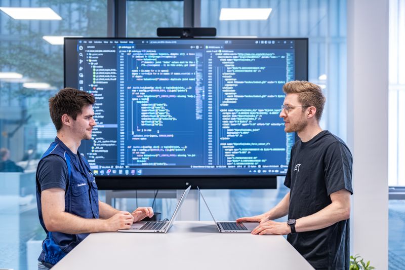 Dafür braucht es verlässliche Daten. Im Werk Landshut erfasst das Projektteam Daten aus realen Produktionsumgebungen und Testaufbauten und integriert sie in Robotersimulationen, in denen Bewegungsabläufe und Bewegungsplanung virtuell abgebildet werden. So lassen sich Prozesse vorab testen und Lernprozesse beschleunigen. (Bild: BMW)