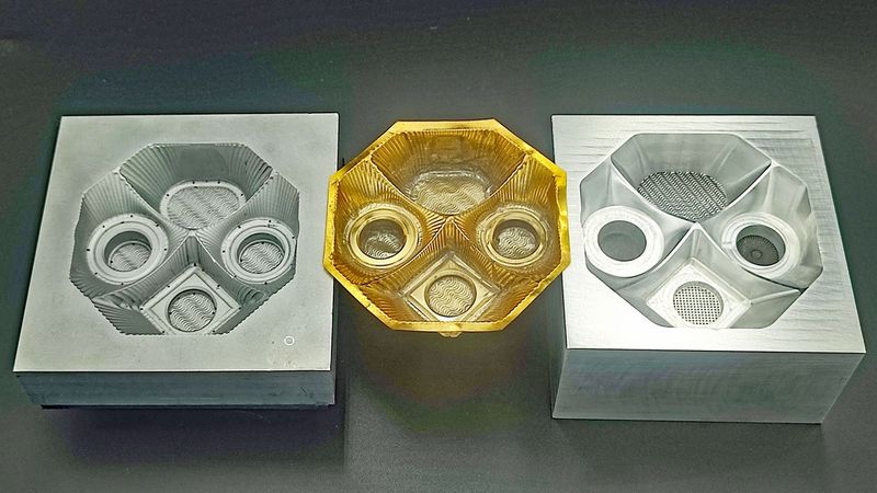 Perfekte Details für süße Versuchungen: Die hochpräzise Femtosekunden-Laserbearbeitung ermöglicht die passgenaue Strukturierung von Spritzgießformen für Pralinen-Inlays mit funktionalen Oberflächen.  (Bild:  Lang GmbH & Co. KG)