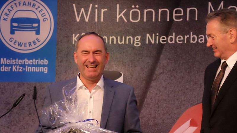 Blumen für den Wirtschaftsminister und stellvertretenden Ministerpräsident Hubert Aiwanger (l.) von Obermeister Michael Krammer (Bild: Zietz - VCG)