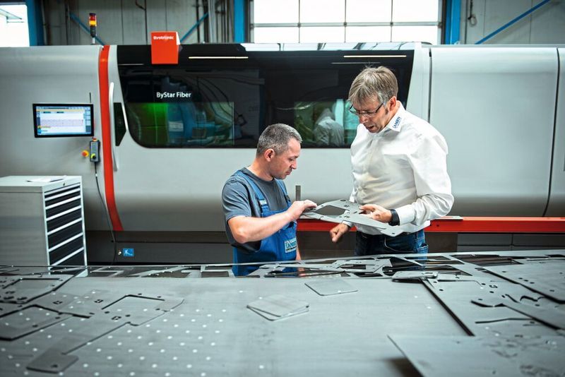 Franz Langen (rechts) im Gespräch mit dem Maschinenbediener der By Star Fiber 8025. Die Güte der Schneidkanten ist für die Weiterverarbeitung der Teile entscheidend. Ein guter Laserschnitt bedeutet, keine aufwendige Nachbearbeitung. (Daniel Kunzfeld)