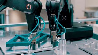 Das flexible Produktionssystem ermöglich höhere Kraft ud mehr Genauigkeit, etwa bei der Montage eines Fahrradrahmens. (Bild: wbk, KIT)