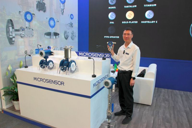 Michael Chen, Vice President bei Microsensor, berichtet über das Prozessautomatisierungs-Portfolio seines Unternehmens und... (Bild: Ernhofer / PROCESS)