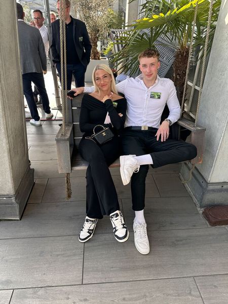 Rebecca und Bennet Pesch (U+P) freuen sich auf die kommende Schiffsfahrt. (Bild: Vogel IT-Medien)