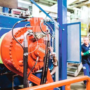 Der in der Maschine verbaute Hägglunds- Antrieb von Rexroth wurde um einen Frequenzumrichter erweitert. Dieser sorgt gemeinsam mit der Hydraulikpumpe dafür, dass das Hägglunds-Antriebssystem unabhängig von der Last im optimalen Wirkungsgradbereich betrieben wird.