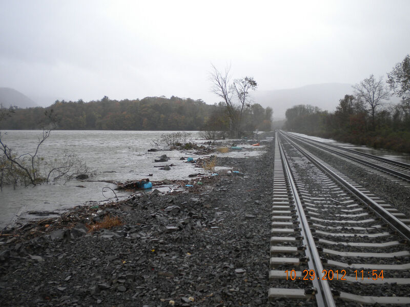 Durch starke Regenfälle ist der Hudson River so stark gestiegen, dass auch überirdische Gleise in Gefahr gerieten, überflutet zu werden. (Foto: MTA)