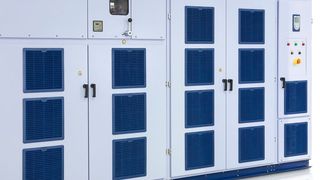 Die als Komplettsystem konzipierten Mittelspannungsumrichter MVW3000 sollen eine schnelle, einfache Installation und Inbetriebnahme ermöglichen. (WEG)