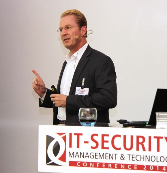 Der Fachanwalt für IT-Recht, Jan Schneider von SKW Schwarz Rechtsanwälte, beantwortete Fragen der Besucher in einer Q&A-Session nach seiner Impuls-Keynote   (Vogel IT-Akademie)