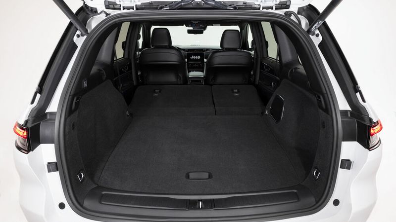 Der Kofferraum fasst bis zu 2.000 Liter. (Bild: Stellantis_Jeep)