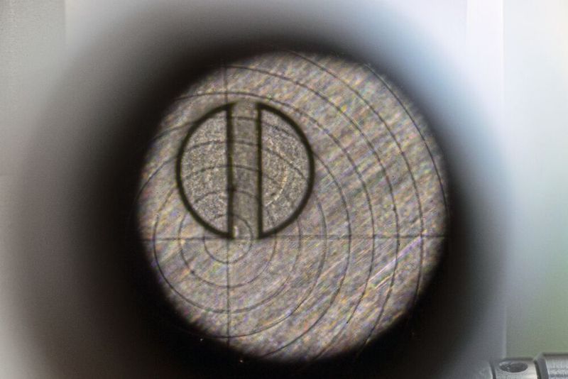 Das Messen der Uhrenschrauben geschieht unter einem Mikroskop mit angeschlossenem Messsystem. (Bild: Horn/Sauermann)