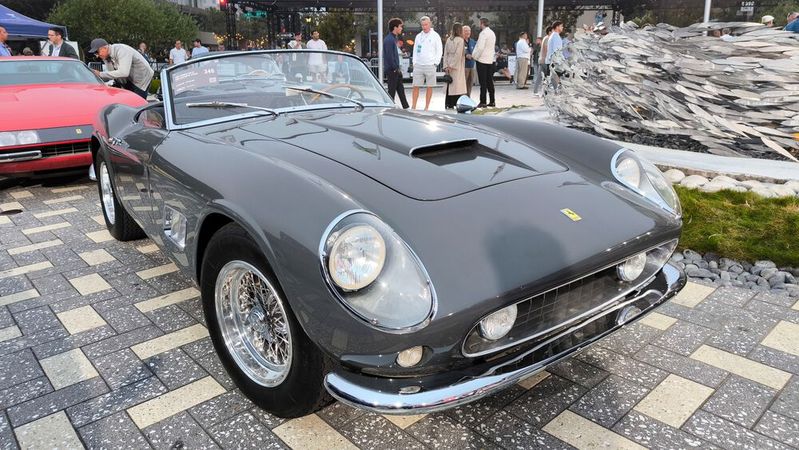 Für umgerechnet 15,45 Millionen Euro fand dieser Ferrari 250 GT SWB California Spider aus dem Jahr 1960 einen neuen Besitzer. Er wurde von Pininfarina entworfen und von Carrozzeria Scaglietti karossiert. 1986 spielte er die Hauptrolle in dem Film „Ferris macht blau“ und wurde zu einem der beliebtesten Ferraris.(Bild:  classic analytics)