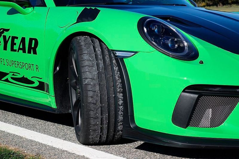 Und wie gut die Mischung haftet, zeigt die Menge der Steine, die der Reifen schon nach ein paar Runden eingesammelt hat. (»kfz-betrieb«/Jan Rosenow)