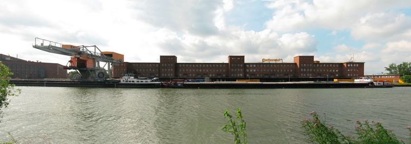 Platz 7: Continental mit einem Gehaltsgefälle von 63 (Das Bild zeigt das Panorama des Continental-Werks in Hannover-Stöcken) (Von Misburg3014 - Eigenes Werk, CC BY-SA 3.0, https://commons.wikimedia.org/w/index.php?curid=20297907)