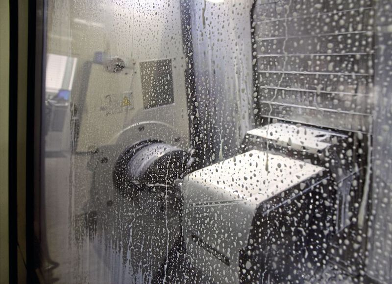 Die verbesserte Qualität des Kühlschmiermittels ist von blossem Auge sichtbar, dies wird deutlich durch die verbesserte Reinigungswirkung des Kühlschmierstoffes an der Scheibe. (Triag)