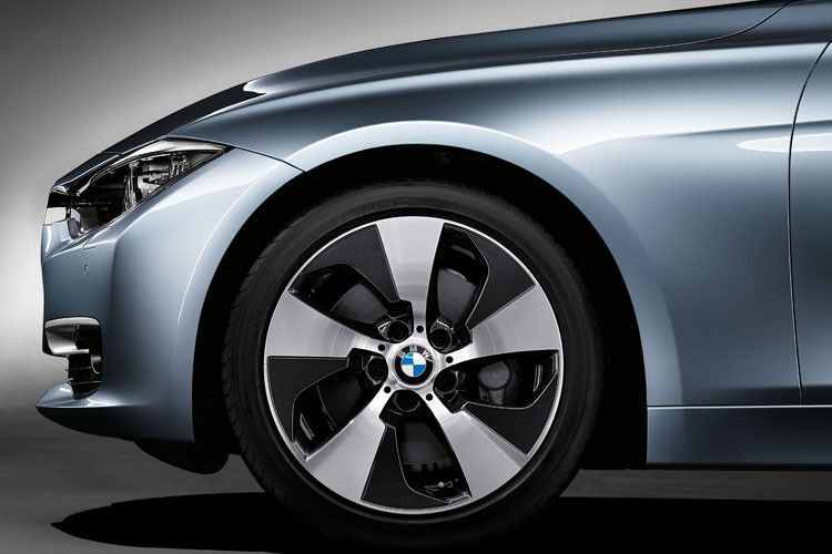 ... etwa die speziellen Leichtmetallräder, die besonders günstige Aerodynamik-Eigenschaften aufweisen. Am Heck ... (BMW)