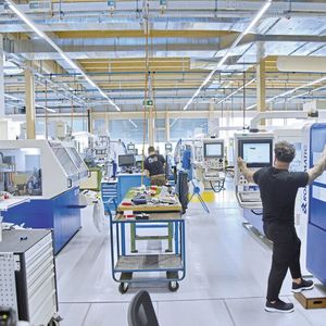 Ein Blick in die Produktionshallen von Dixi Polytool am neuen Standort in Gampelen. Hier werden unter anderem Mikro-Gewindebohrer und -Fräser hergestellt. Der Standort ergänzt die Produktion am Hauptsitz von Dixi Polytool in Le Locle.(Bild:  Matthias Böhm)
