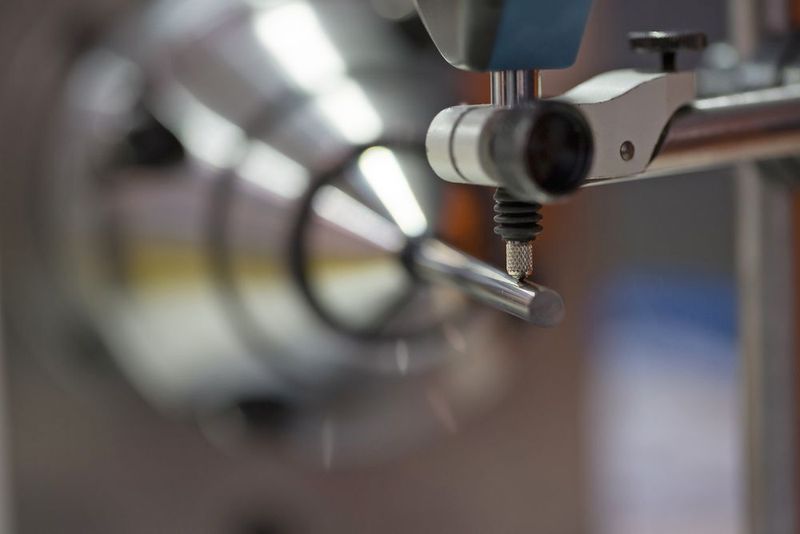 Beim Schleifen lassen sich Schaublin-Spannzangen dank des zum Patent angemeldeten Rundlaufregel-Systems SRS auf nahezu kaum messbare Rundlauf- und Taumel-Aberrationen wiederholbar einstellen. (Schaublin)