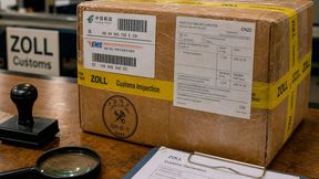 Weil der Aufwand bei der Abwicklung von Kleinpaketen aus Online-Bestellungen von Temu, Aliexpress & Co. aus China immer größer wird, hat das EU Parlament beschlossen, ab 1. November eine Bearbeitungsgebühr zu erheben ... (Bild: KI-generiert)