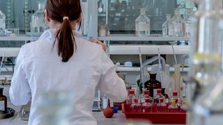 Die neue Richtlinie VDI 2051 zeigt, wie sich mit raumlufttechnischen Sicherheitseinrichtungen Gefahren in Laboren reduzieren lassen (gemeinfrei)