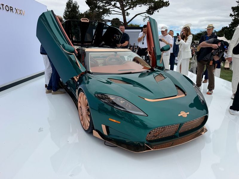 Spyker rollt in Pebble Beach mit dem C8 Preliator XXV vor. 25 Einheiten gibt es von dem Modell. (Bild: SP-X/Benjamin Bessinger)
