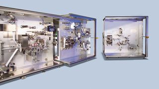 Der Blick von oben: Im Bereich der Bahnverarbeitung bietet Harro Höfliger modulare Maschinenkonzepte und damit individuelle Produktionstechnologien an. (Bild: Harro Höfliger)