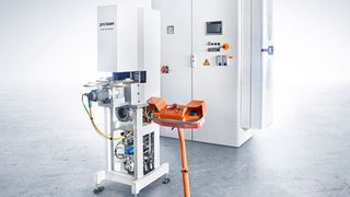 Dieses System von Pro-beam erwärmt mithife von Magnetfeldern metallische Werkstücke – und zwar besonders gleichmäßig! Das unterstützt viele Bearbeitungsprozesse, die man noch vor hat. (I. Escherich / Pro-beam)