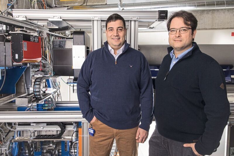 Die beiden PSI-Forscher Dr. Christian Grünzweig (links) und Dr. David Mannes an dem Experimentieraufbau mit Neutronenstrahlen, an dem die Durchleuchtungsbilder der Fertigspritzen angefertigt wurden. (Paul Scherrer Institut/Mahir Dzambegovic)