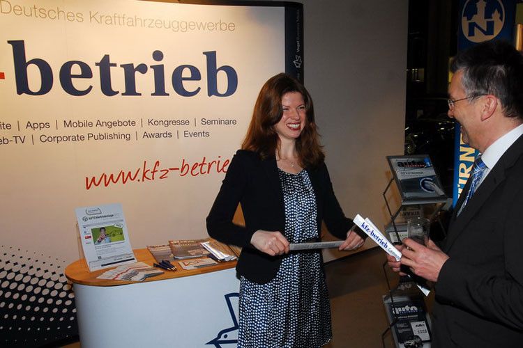 Am Medienstand – Simone Lenk, Marketing, Vogel Business Media, und Gottfried Reuss, Innung Unterfranken. (Foto: Zietz)