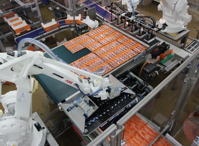 Auch die Lebensmittelbranche setzt verstärkt auf Automatisierung. Hier ein Hochgeschwindigkeitsroboter beim Verpacken von Salamiwürstchen. (Bilder: Robomotion)