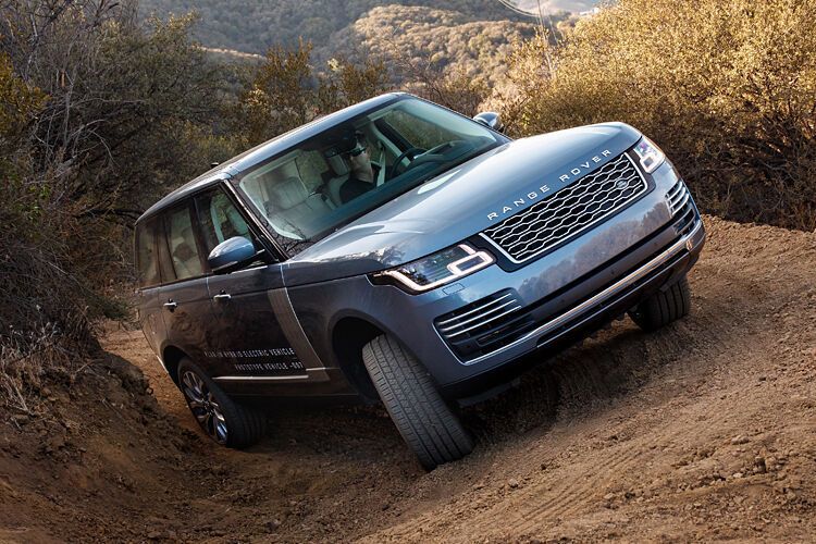 Neben dem 221 kW/300 PS starken Vierzylinder-Benziner steht dem Geländewagen außerdem eine E-Maschine mit 85 kW/115 PS zur Verfügung.  (Land Rover)