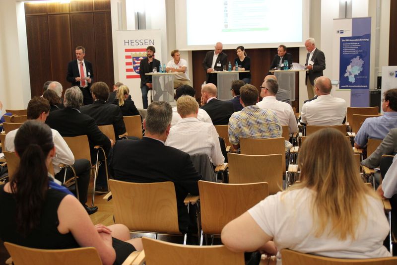 Rund 50 Teilnehmer haben die Podiumsdiskussion am Ende des „Mobile Health Forums“ am 22. Juli in Frankfurt verfolgt. (Bild: Reinhardt)