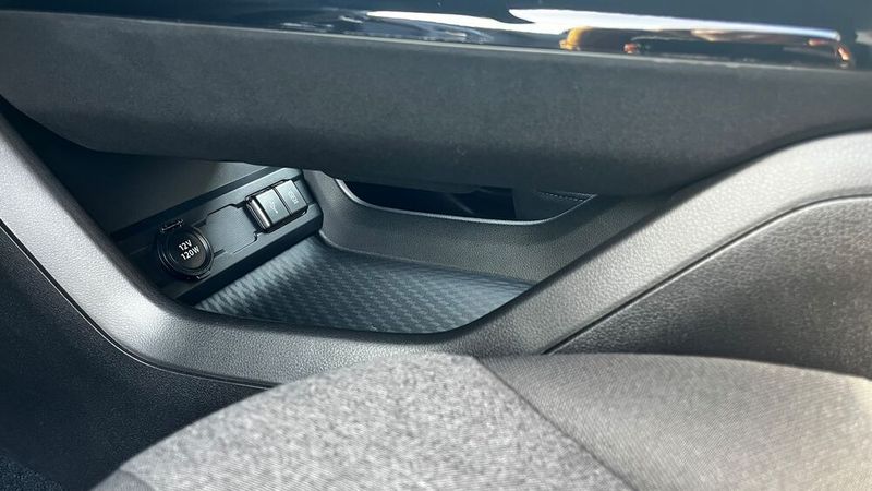 Unter der Mittelkonsole findet sich im Cockpit eine zusätzliche Ablagefläche. (Bild: Simon – VCG)