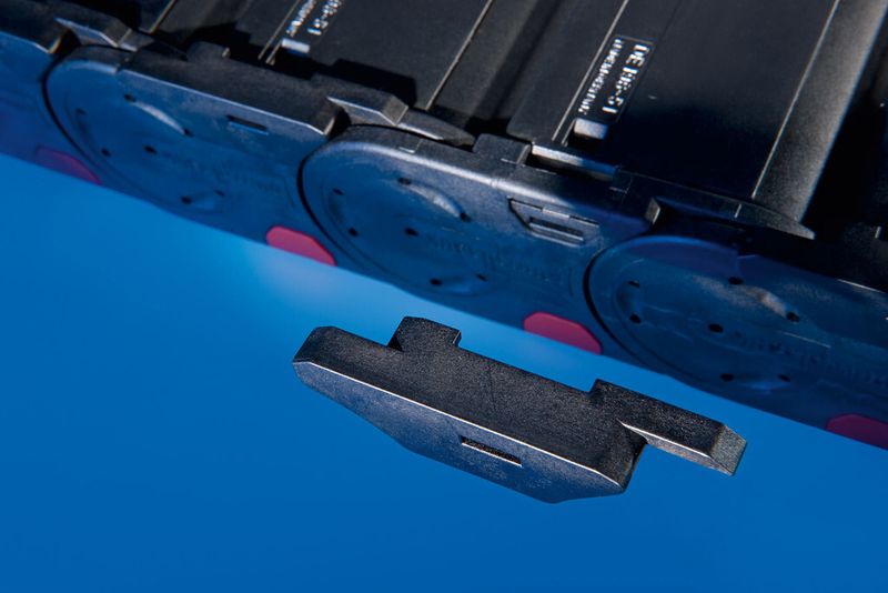 Die Gleitschuhe werden im Innenbogen auf die Seitenglieder der Energieführungsketten gesteckt. (Bild: Murrplastik)